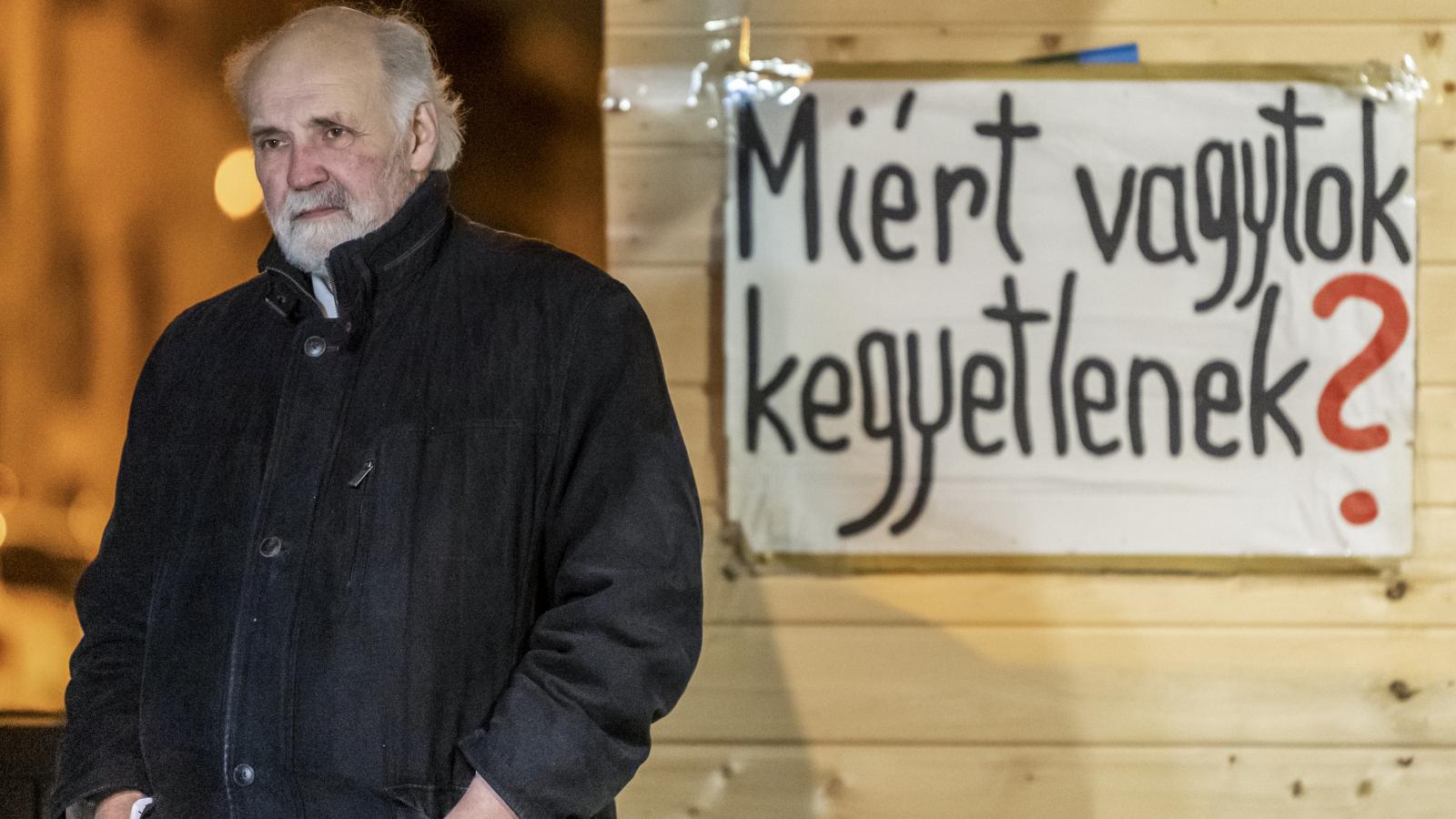 Iványi Gábor eldöntötte, hogy megszervezi a pénztelenek és hatalom nélküliek kis világát. A Dankó utcai Noé bárkájára menekíti az embertelenség özönvize elől a hajléktalanokat, a szegény gyerekeket, a menekülteket