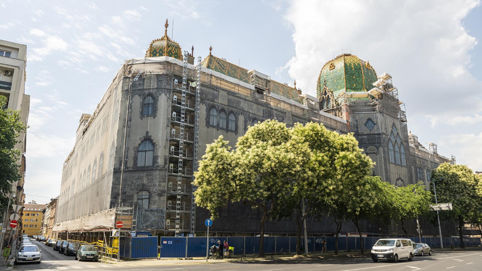 Az Iparművészeti Múzeum XIX. században elkészült épülete túlélt háborút, forradalmat, de a videó tanúsága szerint jelenleg küzd az omladozó vakolattal, látogatók helyett csak néhány gyom leli helyét