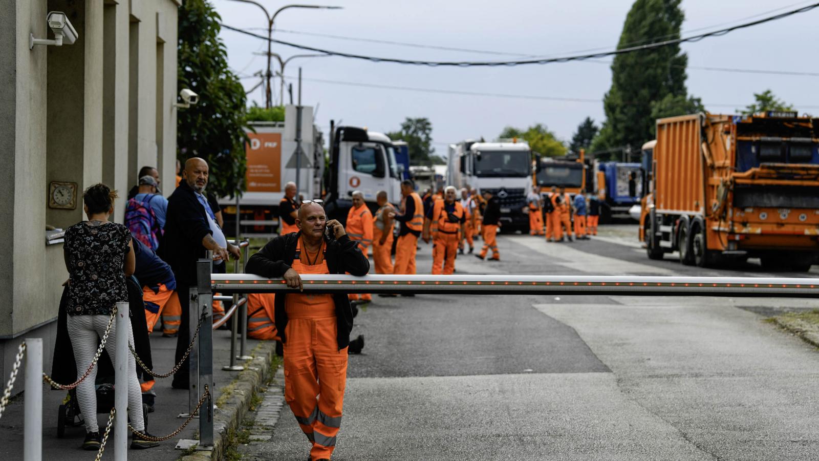Illusztráció: Sztrájkoló kukások a Budapesti Közterület-fenntartó Zrt. Ecseri úti telephelyén szeptember 24-én