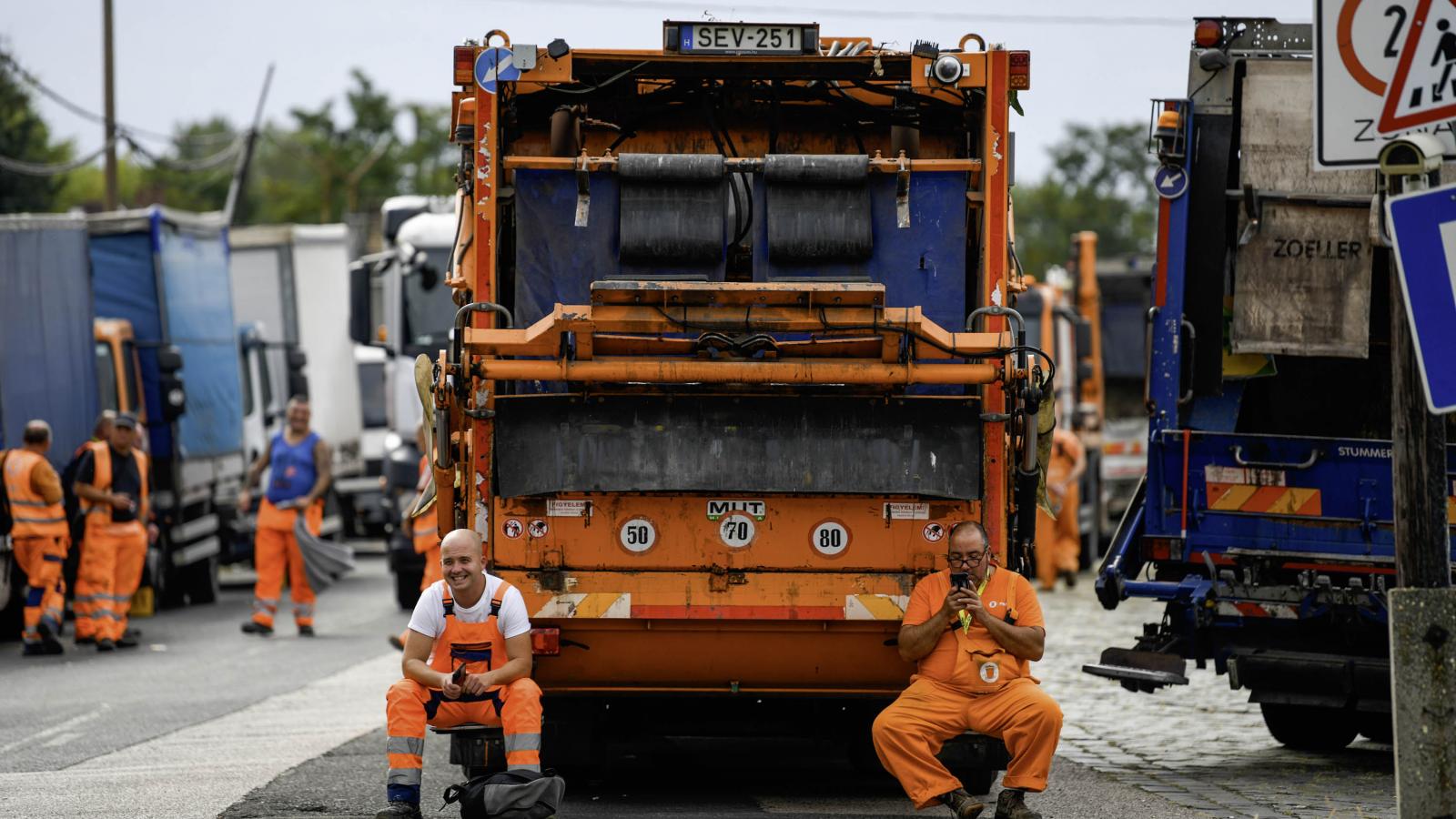 Sztrájkoló kukások a Budapesti Közterület-fenntartó Zrt. Ecseri úti telephelyén szeptember 24-én