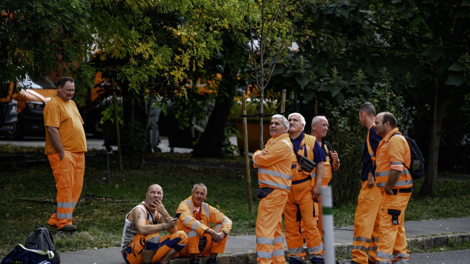 Sztrájkoló kukások a Budapesti Közterület-fenntartó Zrt. Ecseri úti telephelyén szeptember 24-én