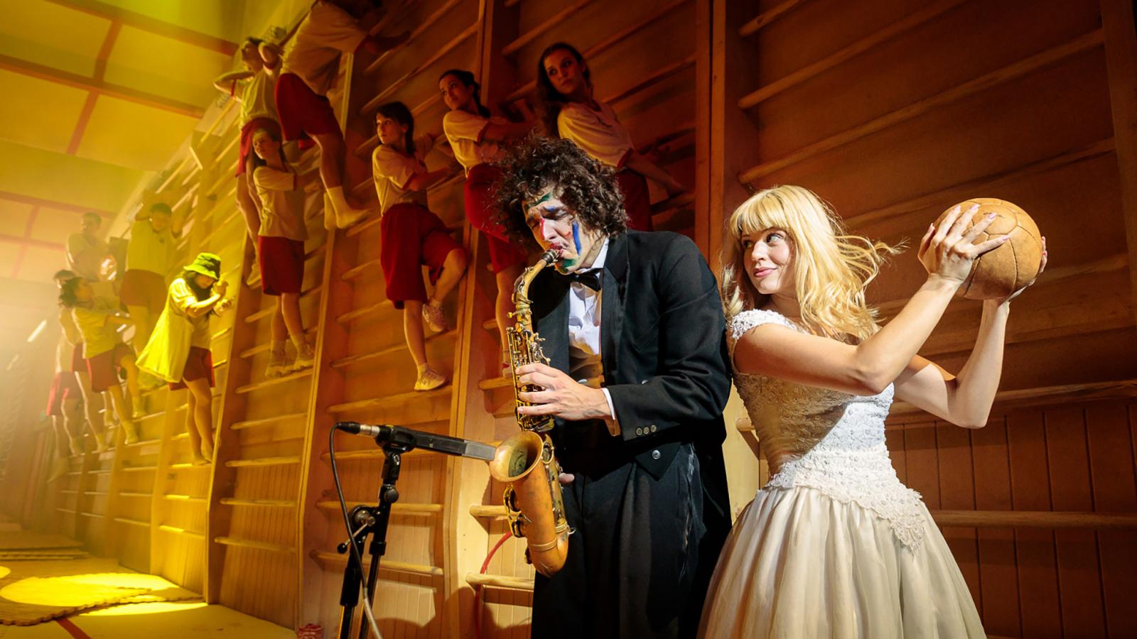 Egy érettségi előtt álló gimnáziumi osztály mindennapjai. Ide jár Leonce és Léna (Medveczky Balázs és Márkus Luca). Akik, akárcsak társaik, keresik, mit kezdjenek a jövővel