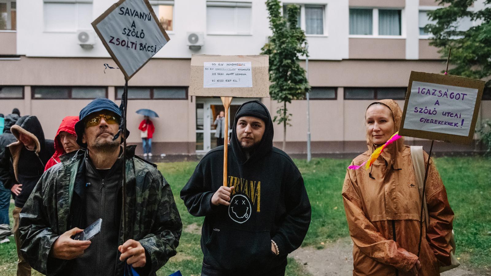 Tüntetők a Szőlő utcai intézmény előtt. Tisztességes vizsgálatot akarnak