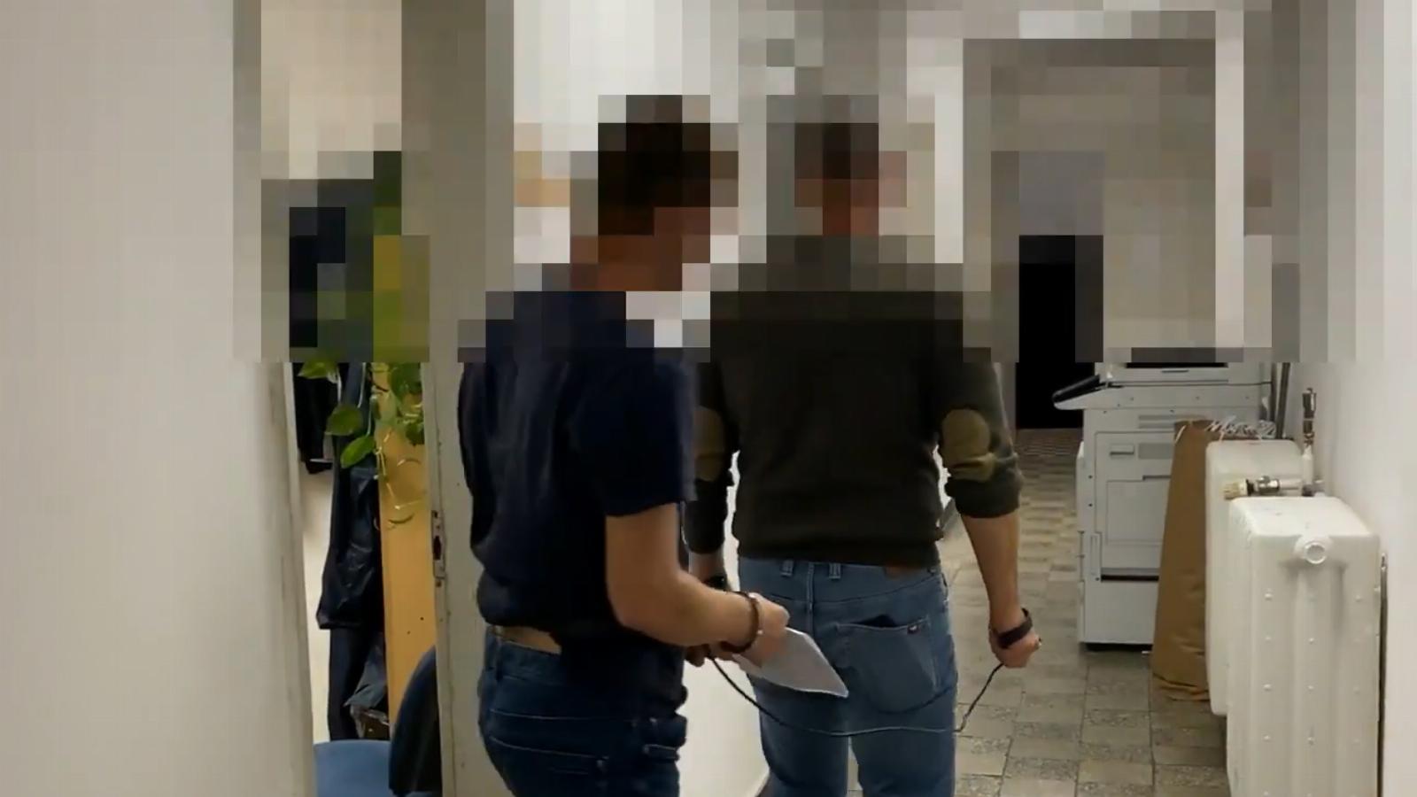 A gyanúsított őrizetben