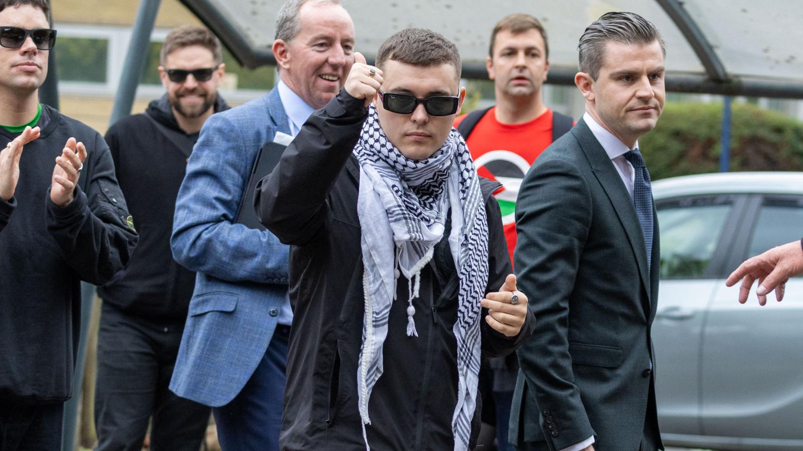 Liam Óg Ó hAnnaidh a tárgyalás után Londonban szeptember 26-án 