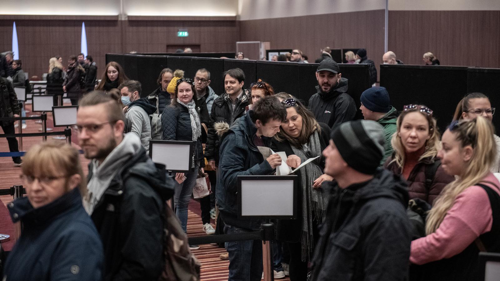 Szavazásra várók a londoni magyar nagykövetségen. A cikk szerzője eltörölné a külképviseleti szavazást s bevezetné az elektronikus voksolást