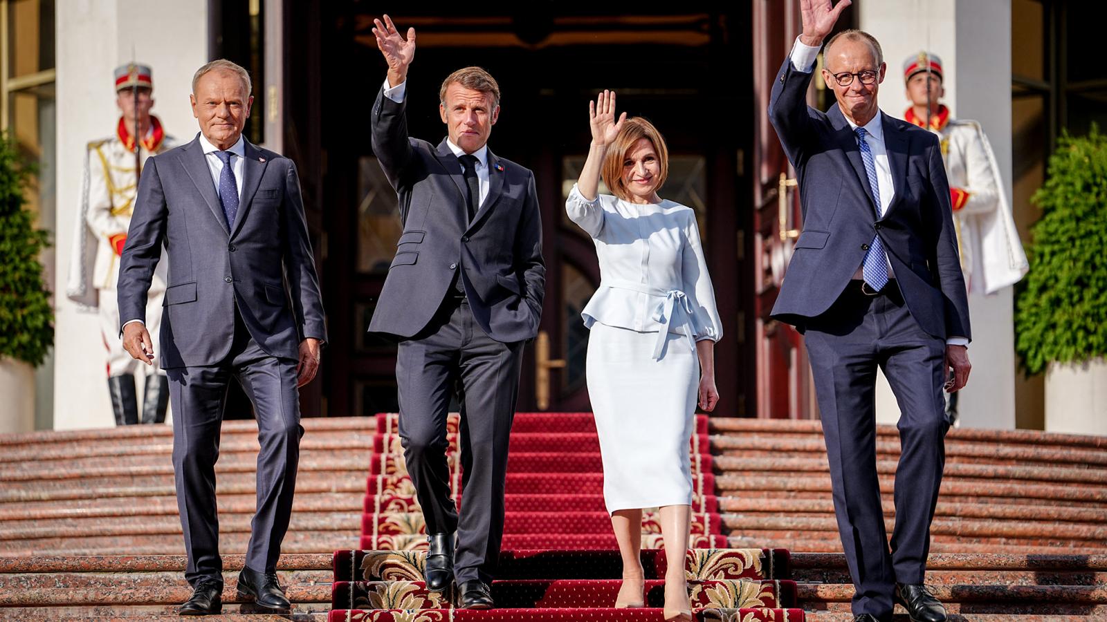 Emmanuel Macron francia elnök, Fried­rich Merz német kancellár és Donald Tusk lengyel miniszterelnök augusztus végén közös látogatást tettek Chisinauban. Az uniós országok vezetői így demonstrálták országaik és az EU támogatását Moldova európai integráció