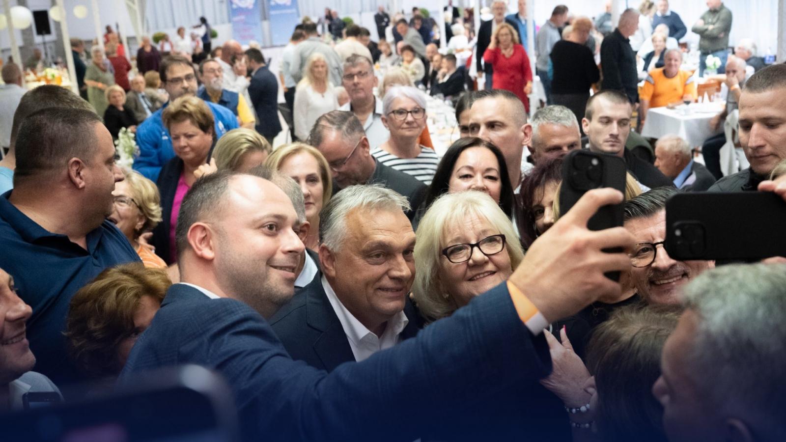 Tikász Ferenc a kép bal oldalán látható profilból, sötétkék galléros pólóban