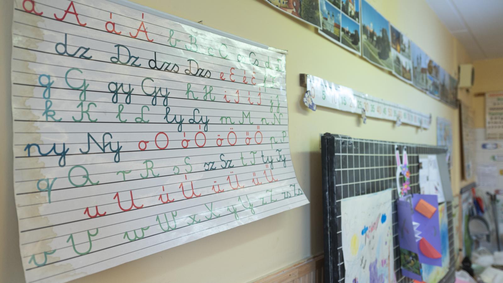 Évtizedek óta az írni-olvasni tanuló kisiskolások többsége először a képen látható táblával találkozik az osztályteremben