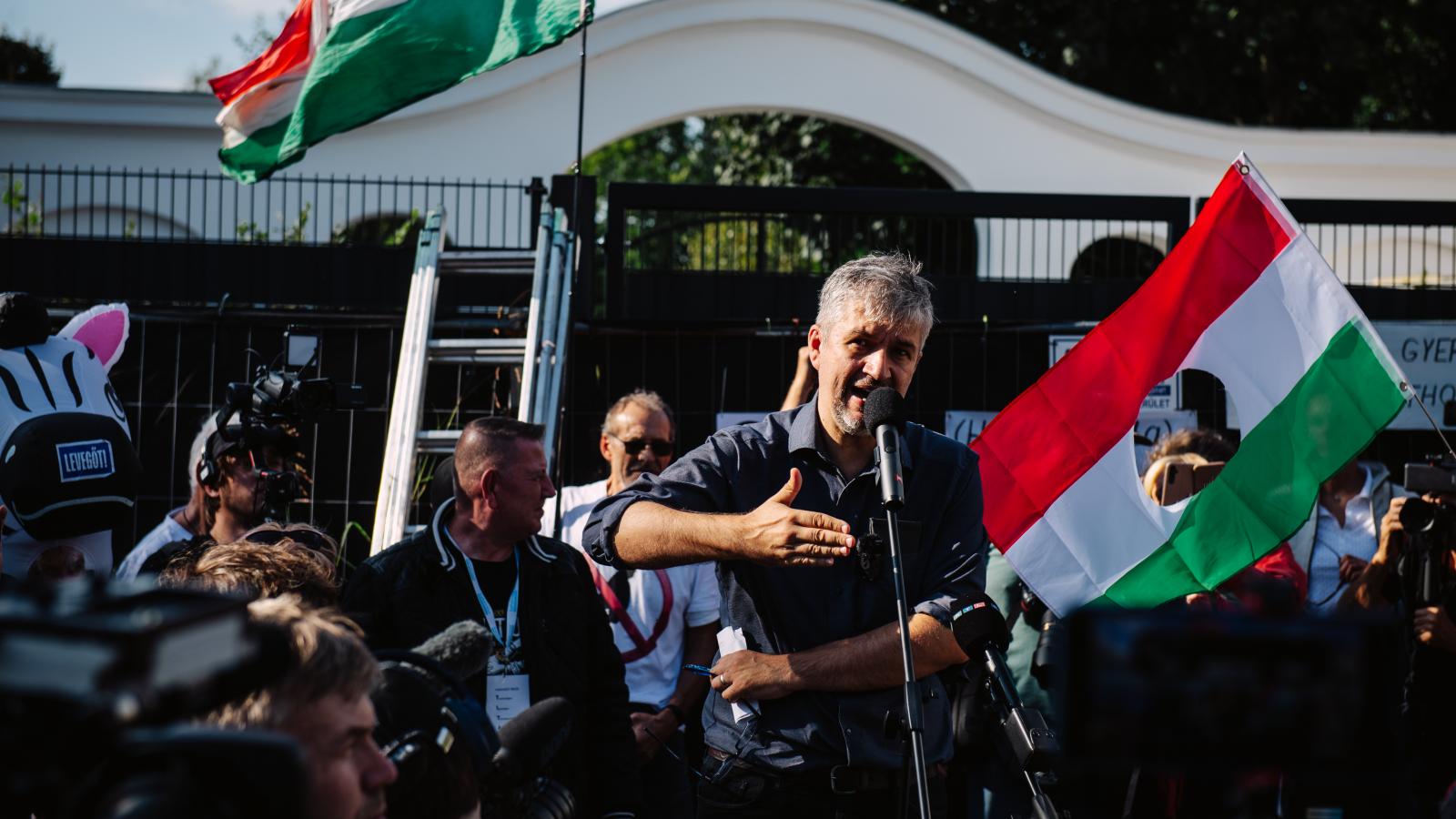 Hadházy Ákos Hatvanpusztán. Nem először volt ott, a választás előtti időszakra is ígér videót