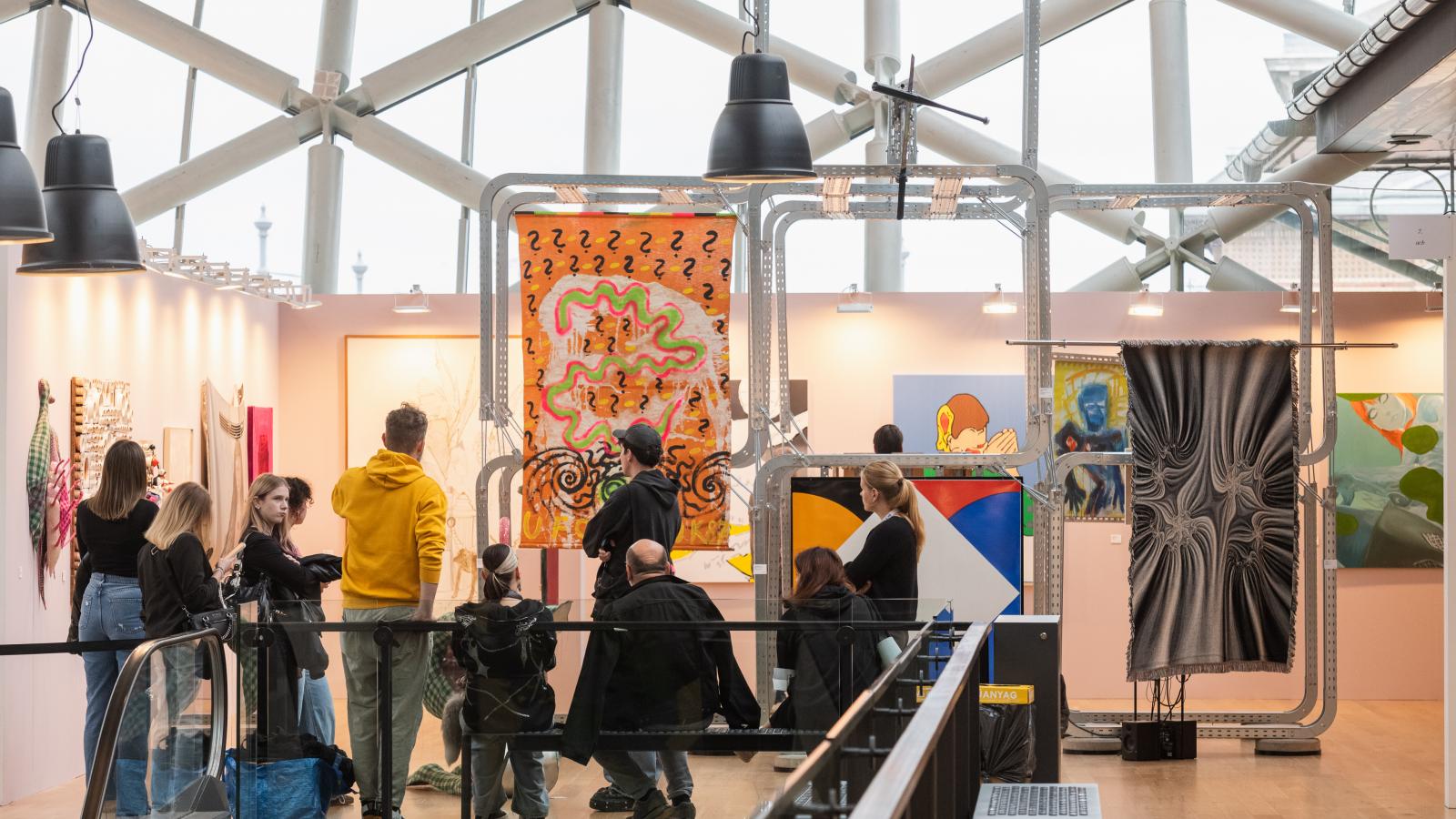 A vásáron az acb Galéria standján egy kábeltálcákból készült építményen is műtárgyak sorakoztak