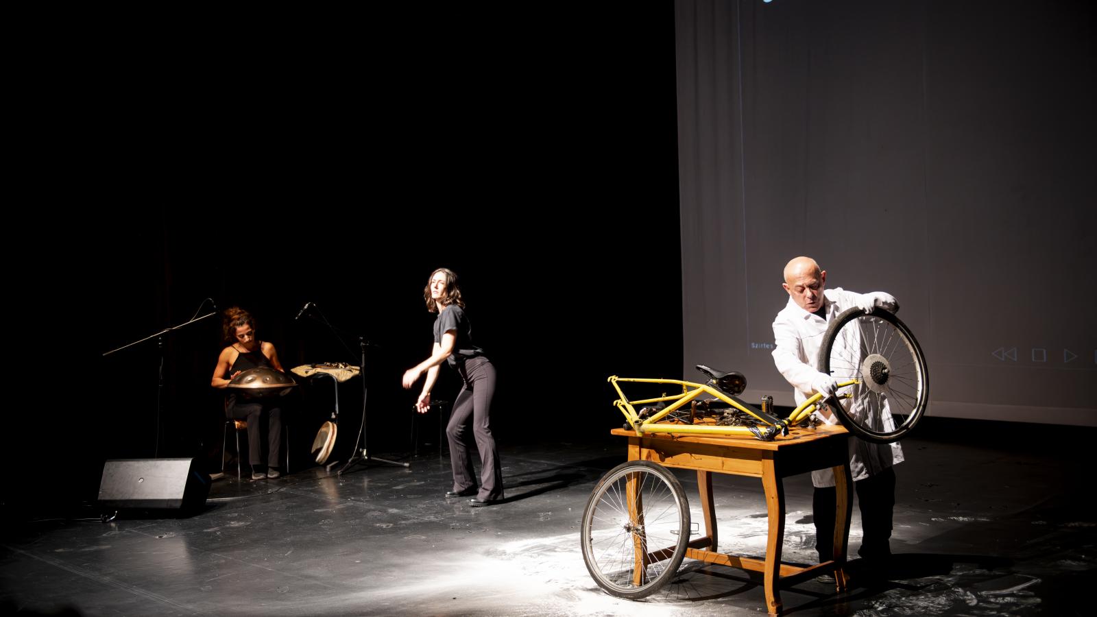 Szirtes János performansza arra világított rá, hogy ami szétesett, azt nem lehet megjavítani