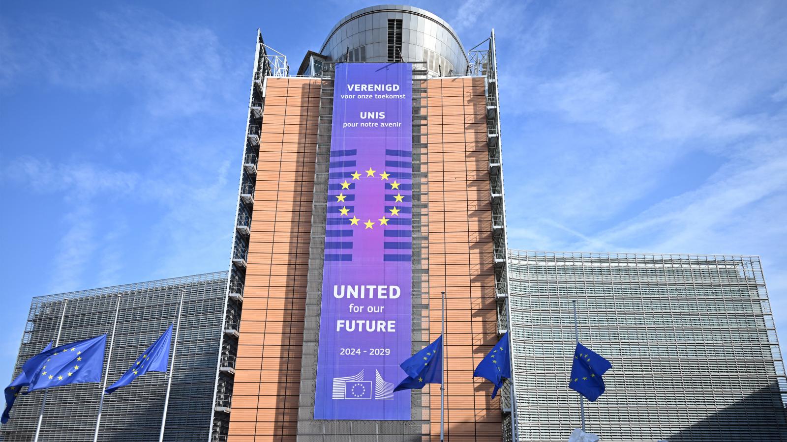 Egy tavaly létrehozott uniós „borítékba” teszik át a pénzt Orbánék