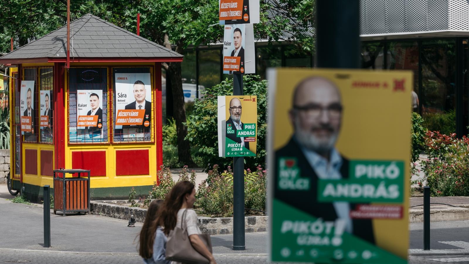 Plakáterdő még tavaly nyáron. Fél év után foglalhatták el az újak a helyüket
