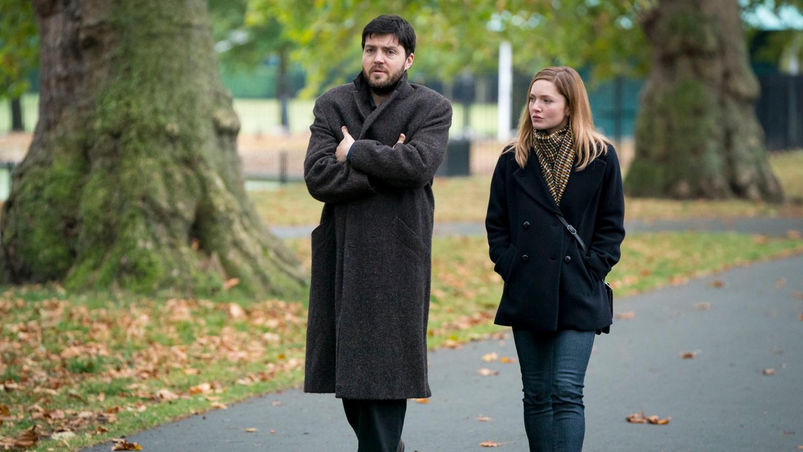 Cormoran Strike szerepében Tom Burke, Robin Ellacott szerepében Holliday Grainger a C. B. Strike című filmsorozatban 