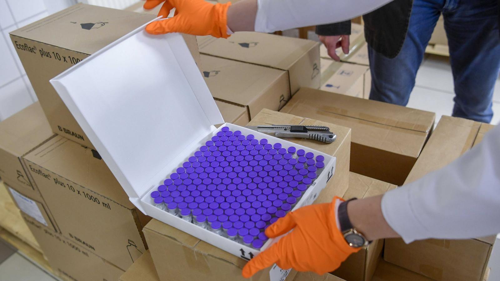 Novembertől lesz elérhető a Covid elleni oltóanyag 