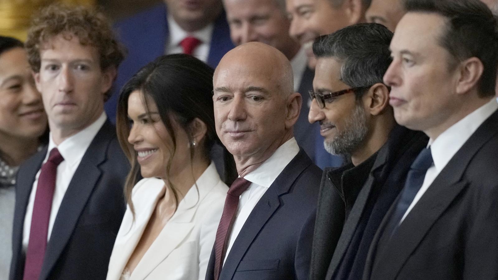 A politikai és a gazdasági hatalom átláthatatlanul összefonódik – Mark Zuckerberg, Jeff Bezos (és menyasszonya), Sundar Pichait és Elon Musk Donald Trump amerikai elnök beiktatási ünnepségén