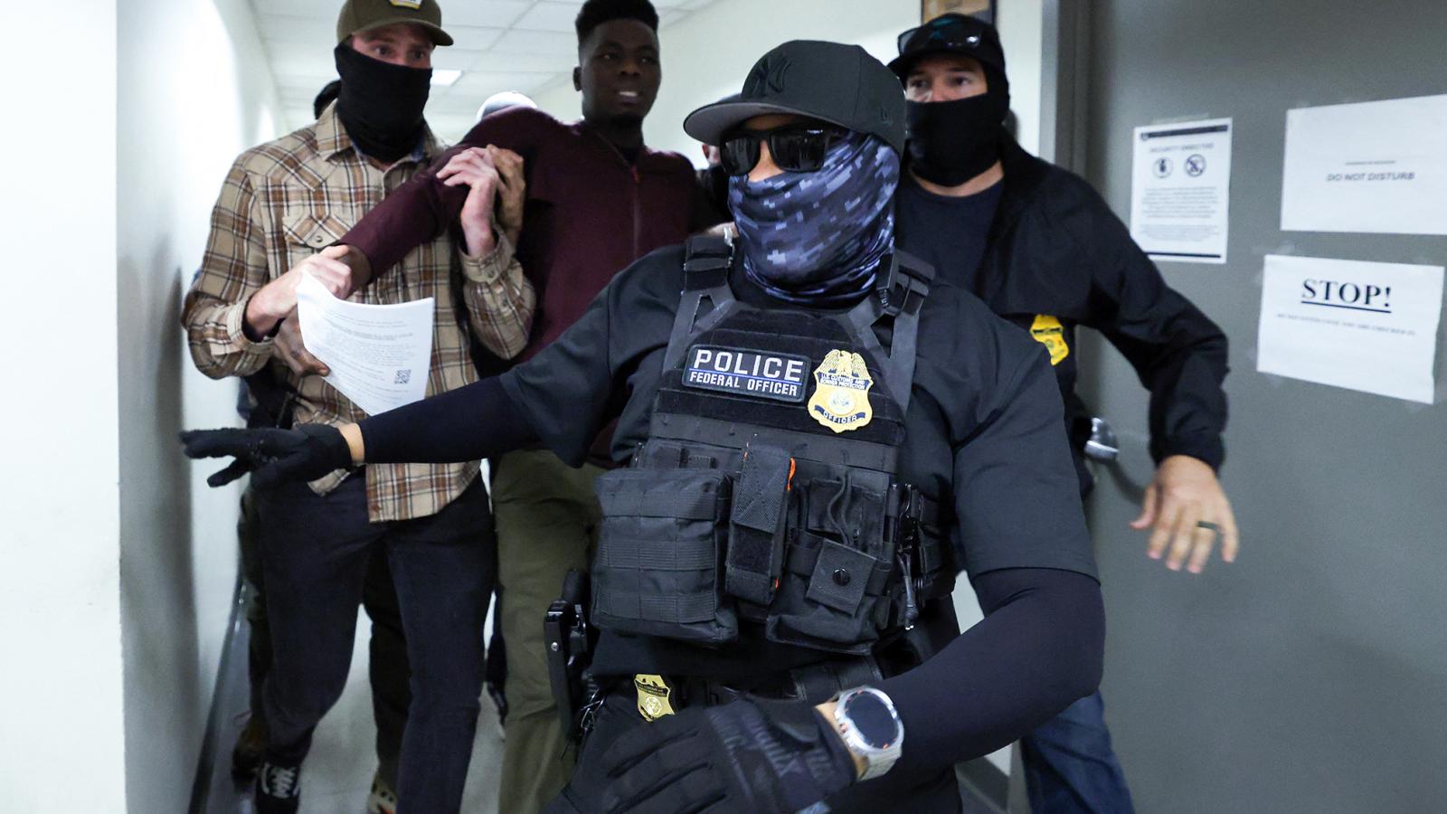 A bevándorlási hivatal (ICE) bevett módszere, hogy a letelepedési kérelmekről döntő tárgyalás helyszínén fogják el a bevándorlókat