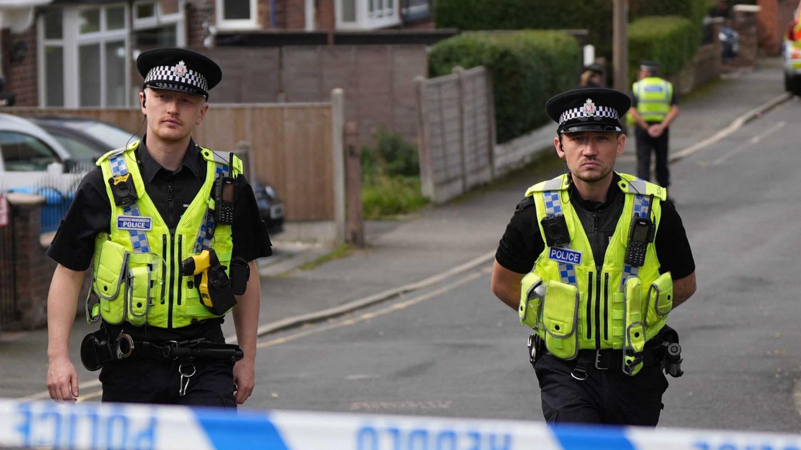 Rendőrök a manchesteri zsinagógánál 2025. október 2-án