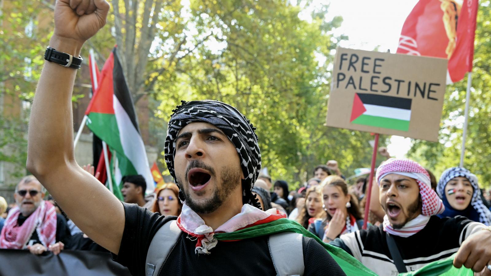 Tiltakozás a Global Sumud flotilla elfogása ellen Milánóban 2025. október 3-án