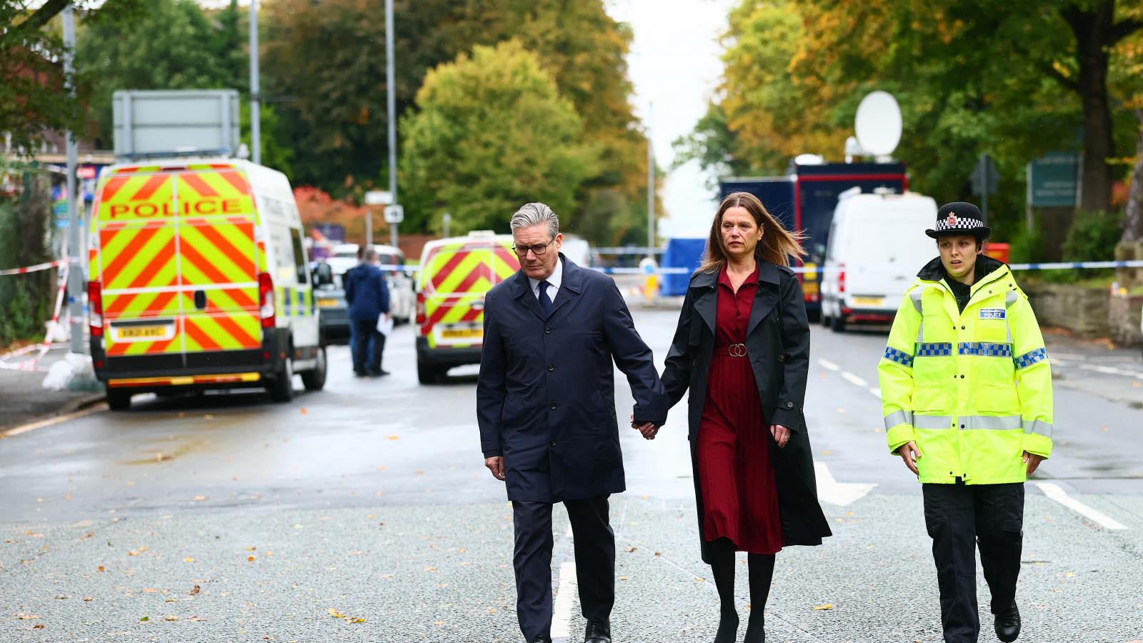 Keir Starmer brit miniszterelnök és felesége a támadás helyszínén 2025. október 3-án