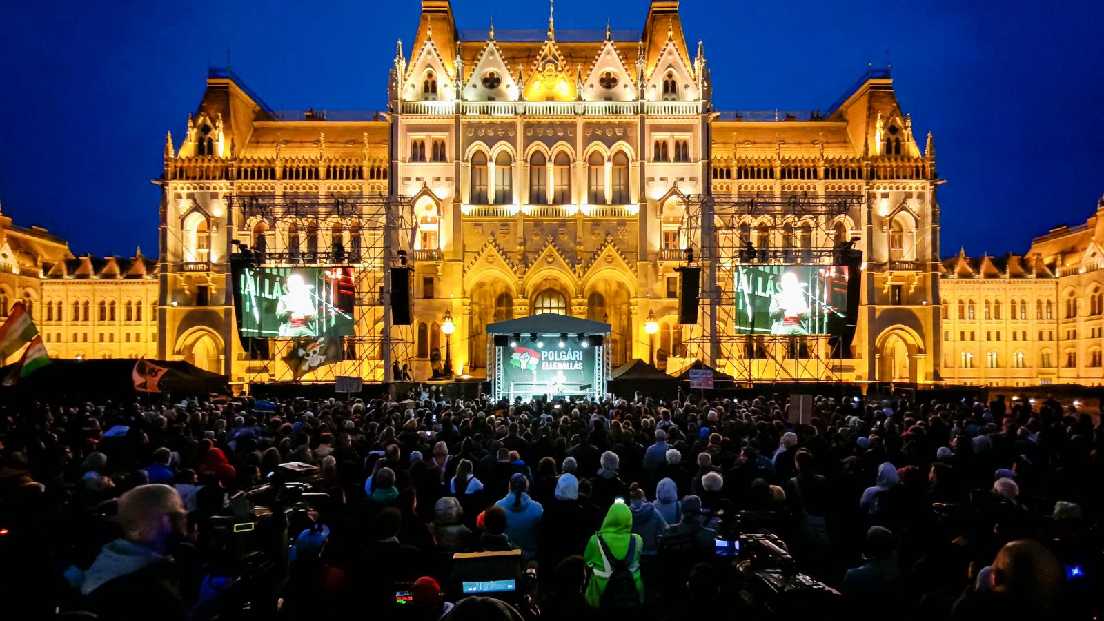 Vasárnapi tüntetés. Kitarthat a választásig a felháborodás