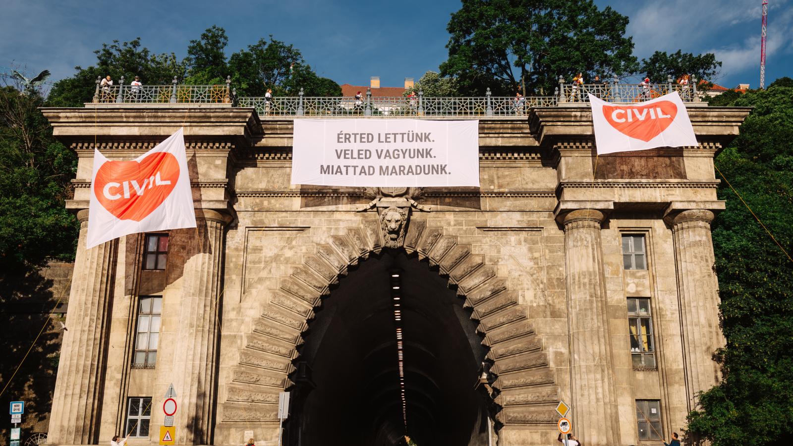 A civil szervezeteket tömörítő Civilizáció koalíció performansza májusban az ellehetetlenítési törvény tervezete ellen. Most máshonnan jön az akadály