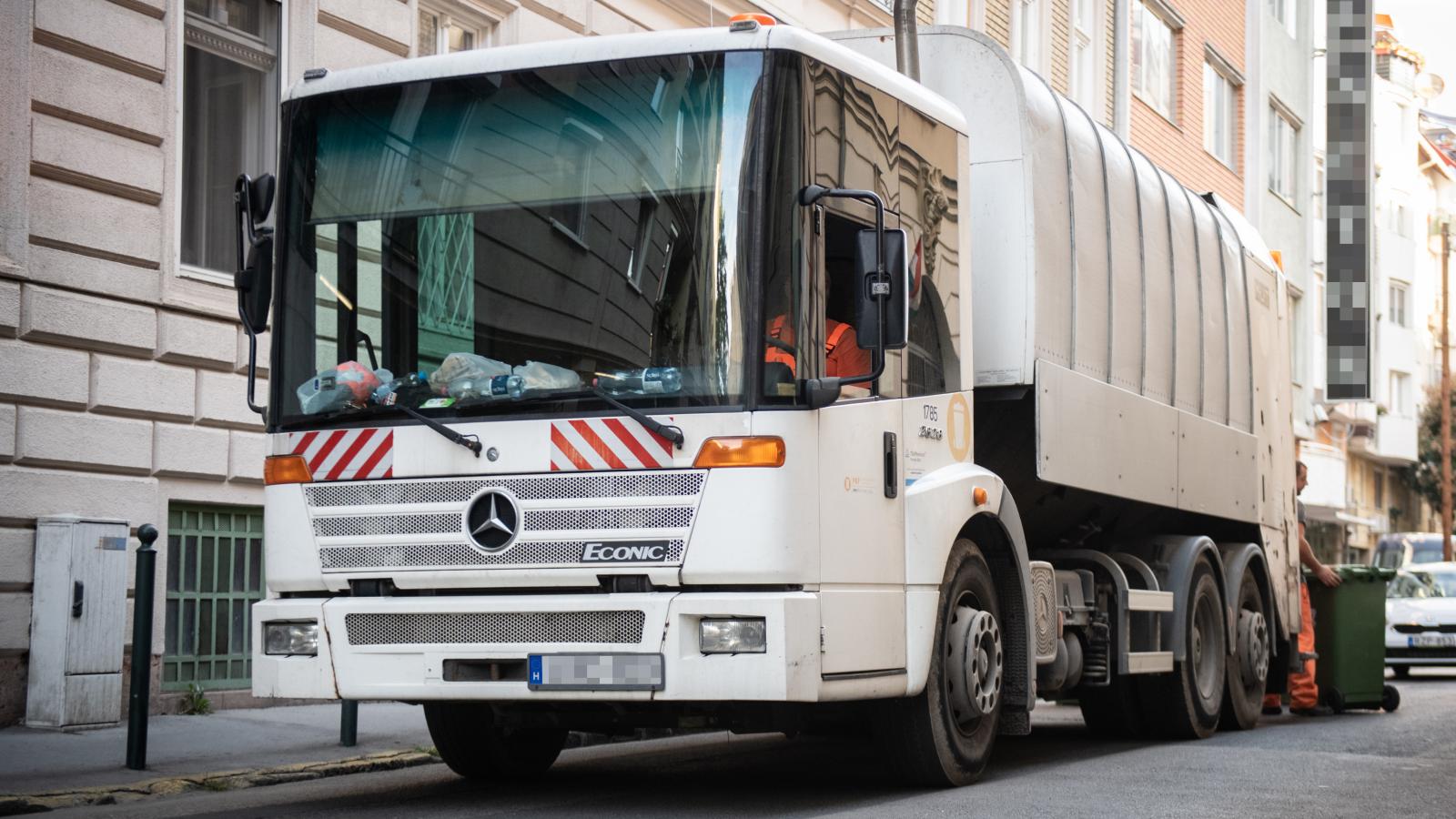 A kukásautó
sofőrje azt
mondta: a két
szemetes munkaidőben
aludt
a fülkében