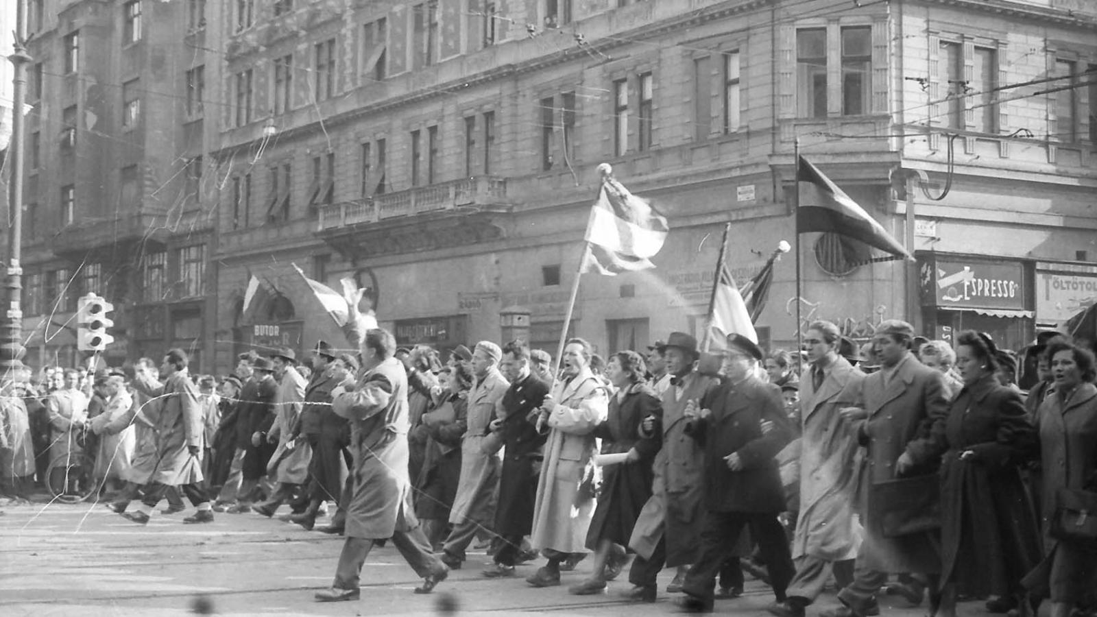 Mi lett volna, ha
Gerő és Kádár
„békemenetet”
szervez
1956. október
23-ára?