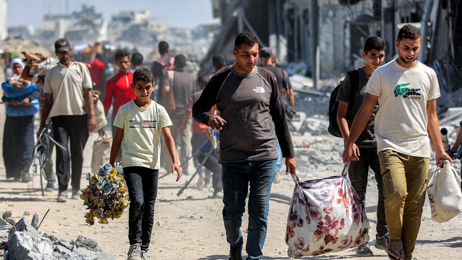 Hazainduló palesztin menekültek Hán Júniszban október 10-én 