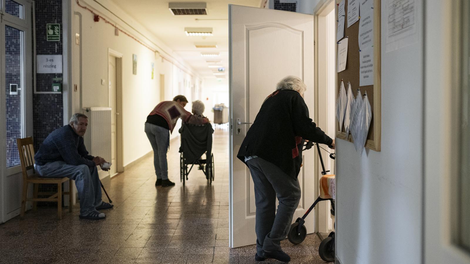 A visszafoglalkoztatottak megkaphatják a bérük mellé a nyugdíjukat