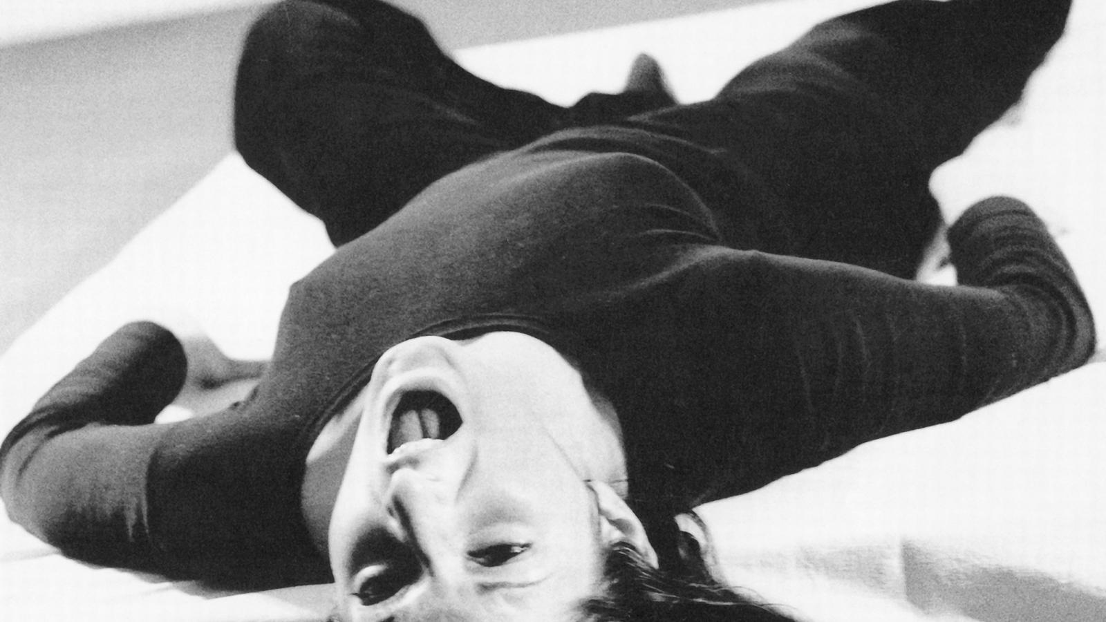 Marina Abramović a hetvenes évek óta nyűgözi le és sokkolja a közönséget