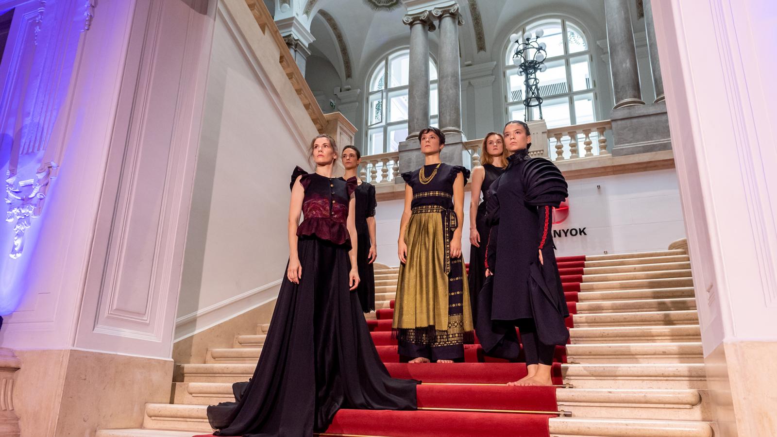 A kortárs táncosok a díjnyertes ruhákkal és kiegészítőkkel;