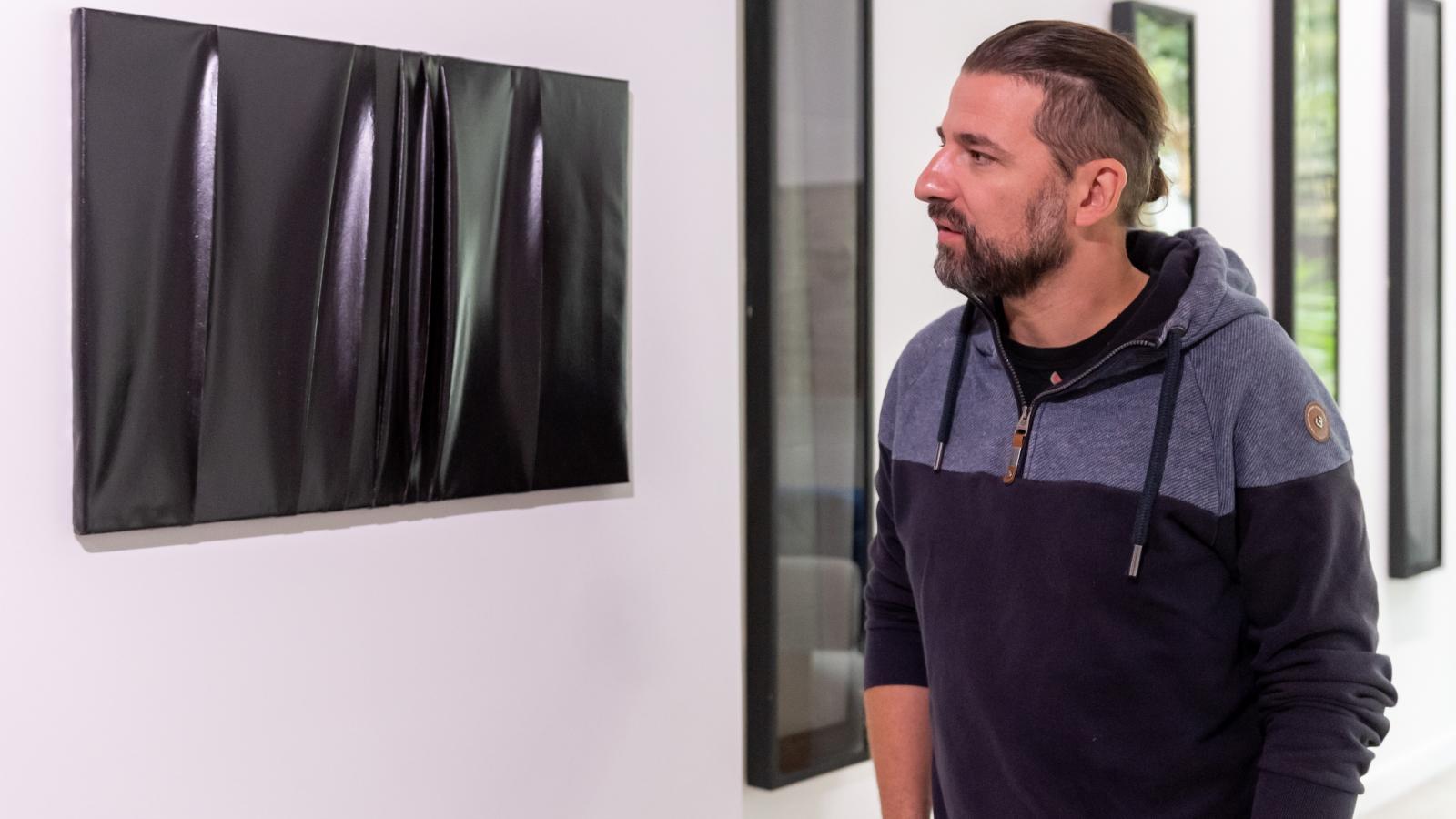 Schneller János művészettörténész rámutatott arra is, hogy a művész egyes festményeit domborművé alakította