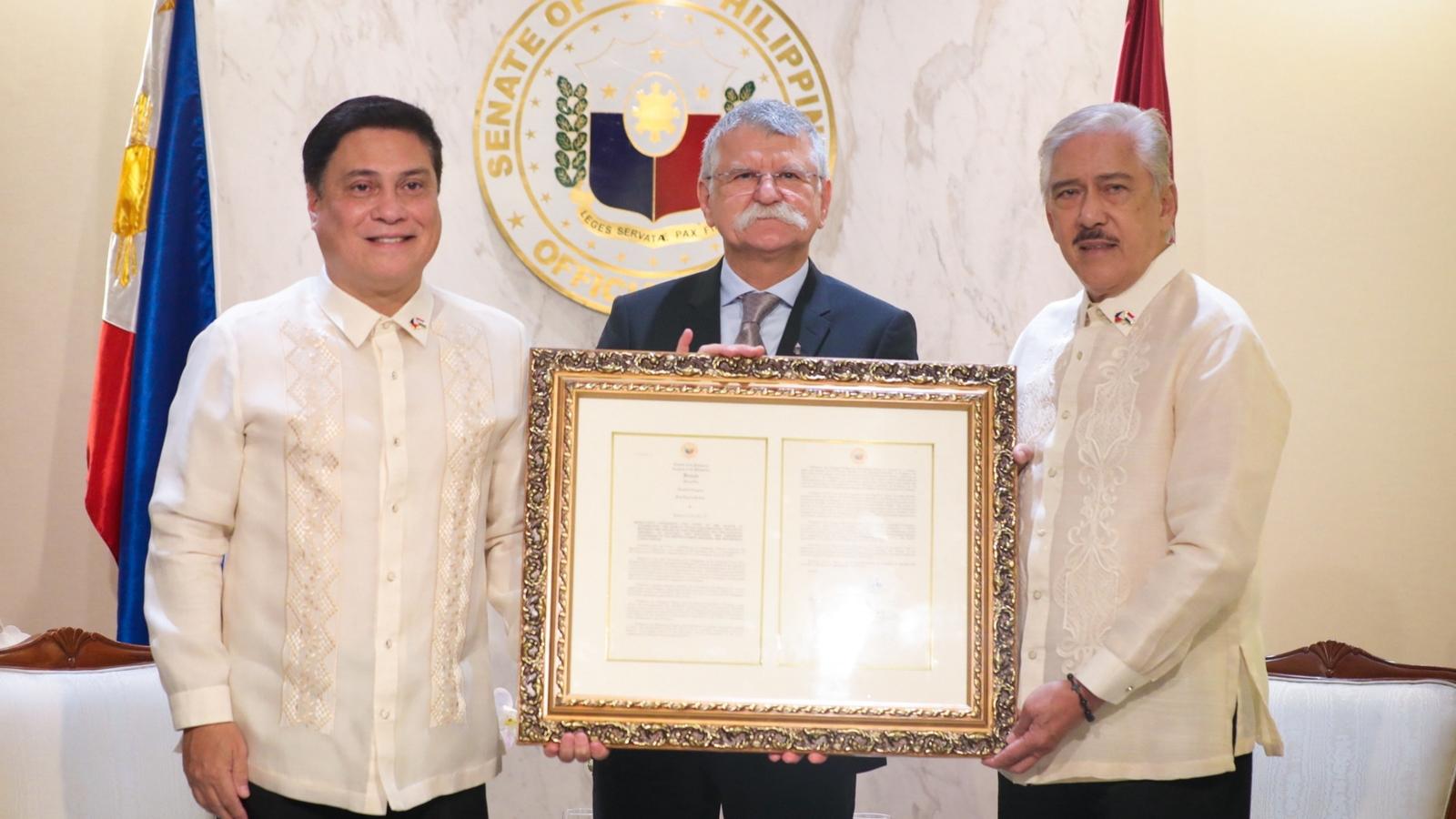 Kövér László (középen) és Vicente Castelo Sotto, a Fülöp-szigetek szenátusának elnöke (jobbra) manilai találkozójukon október 15-én. Balról Juan Miguel Zubiri szenátor