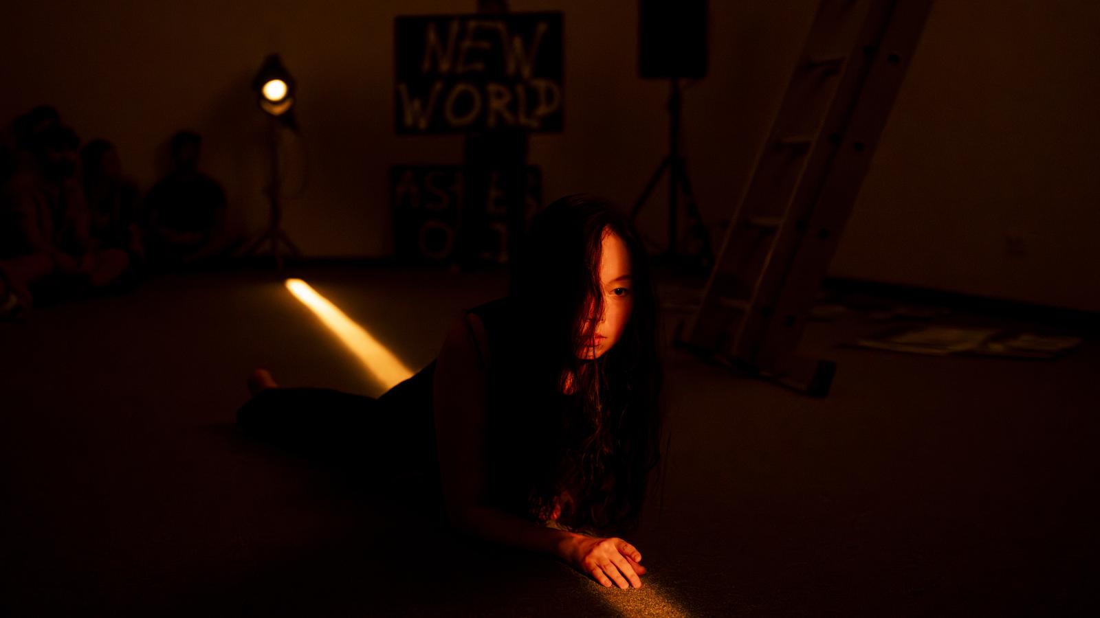 Sveta Maximova performance-ának központi eleme egy fénycsík