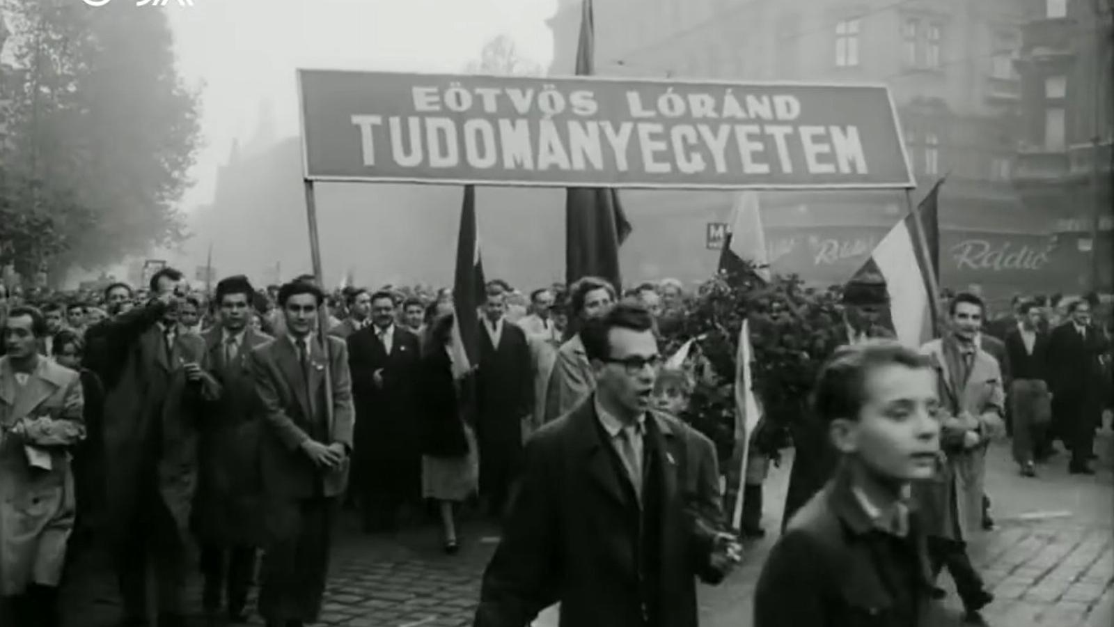 Márton László (középen, szemüvegben) az egyetemisták 1956. október 23-i menetén