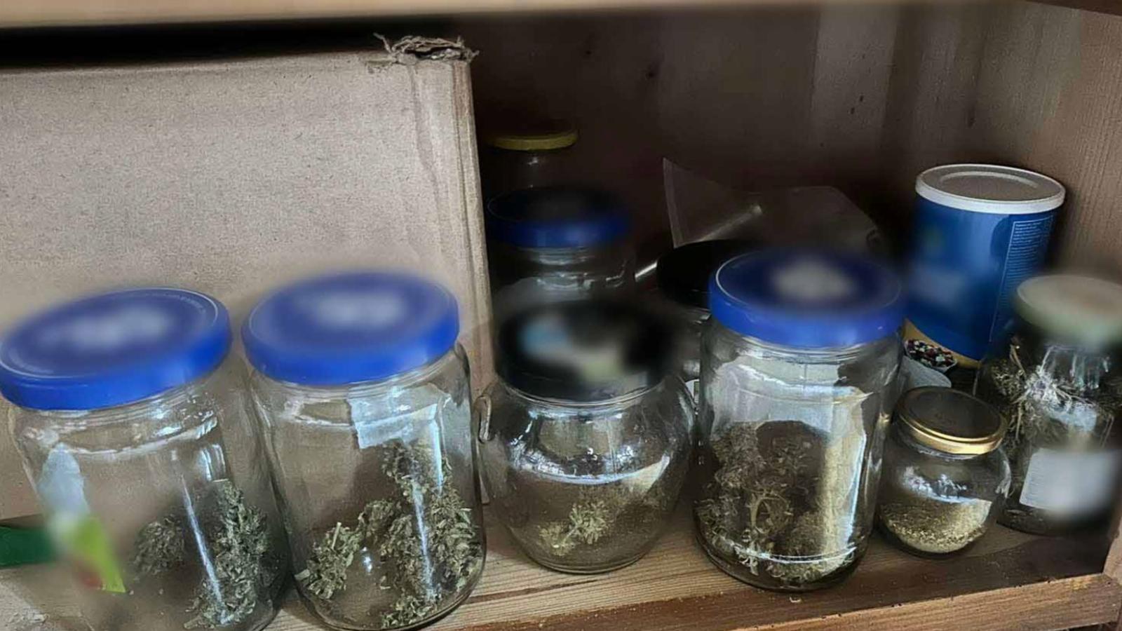 A befőttesüvegek közül egyet számoltak el drognak.