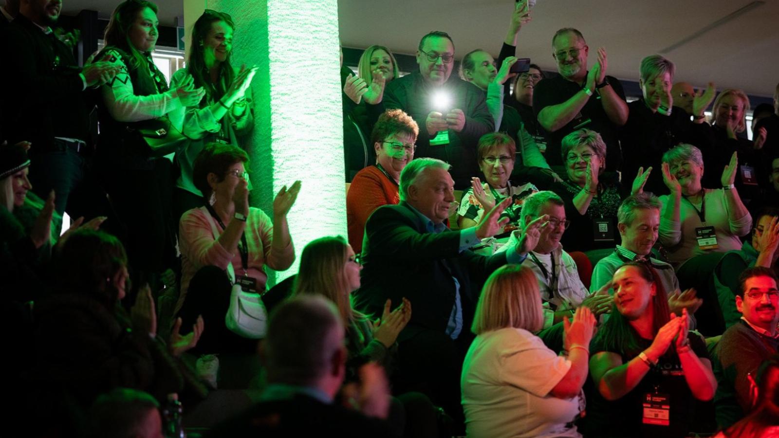 Jól érzi magát a miniszterelnök a digitális harcosok körében