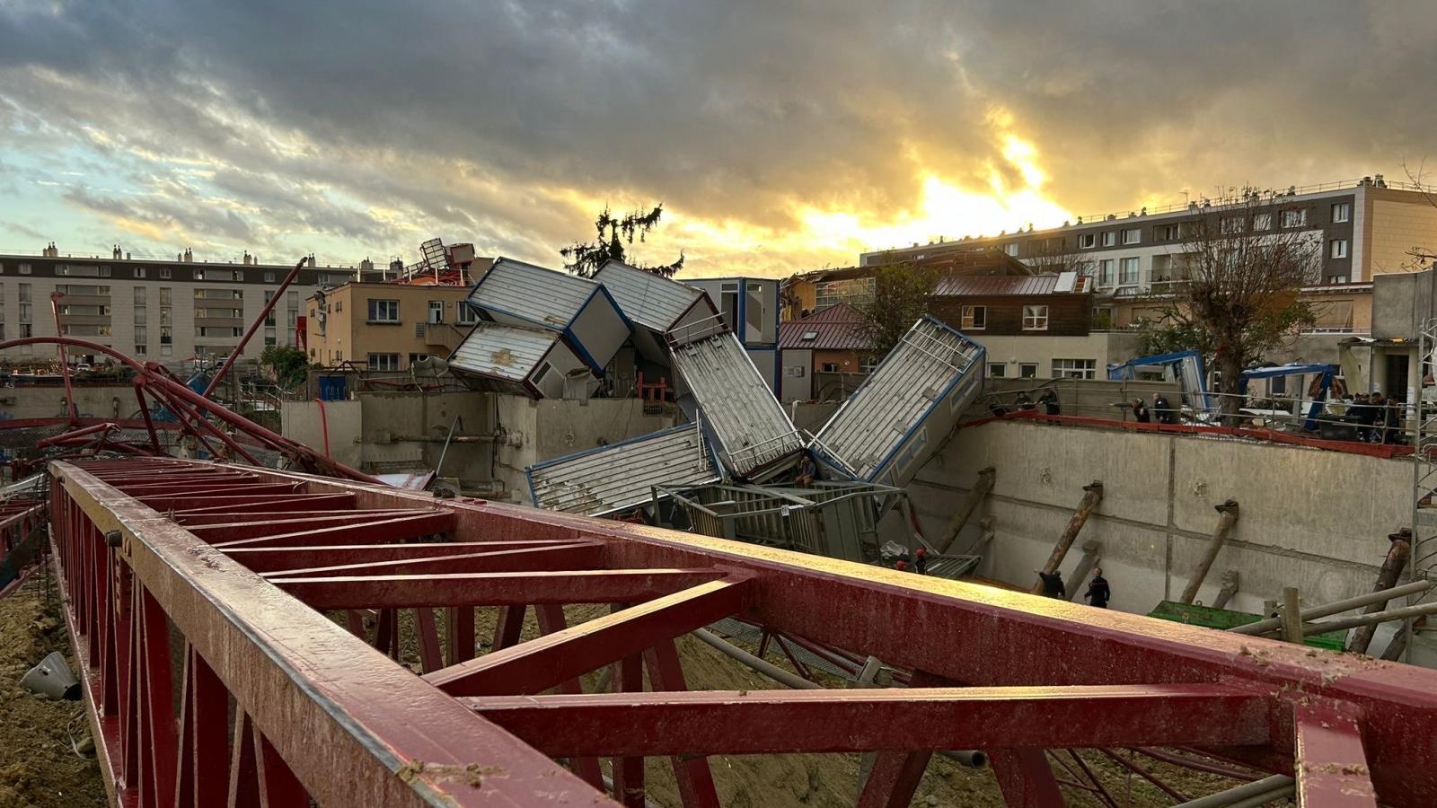 Felborult daru a Párizs közelében fekvő Ermont városában 2025. október 20-án