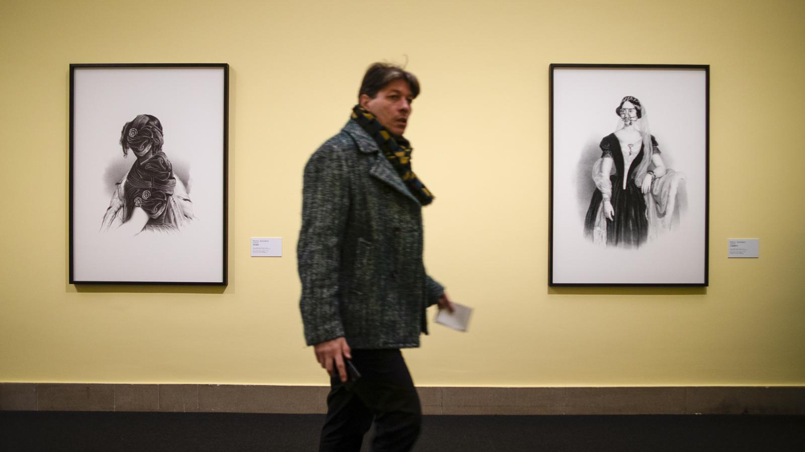 Markus Schinwald protéziseket helyezett el a tökéletesség látszatát keltő biedermeier portrékon