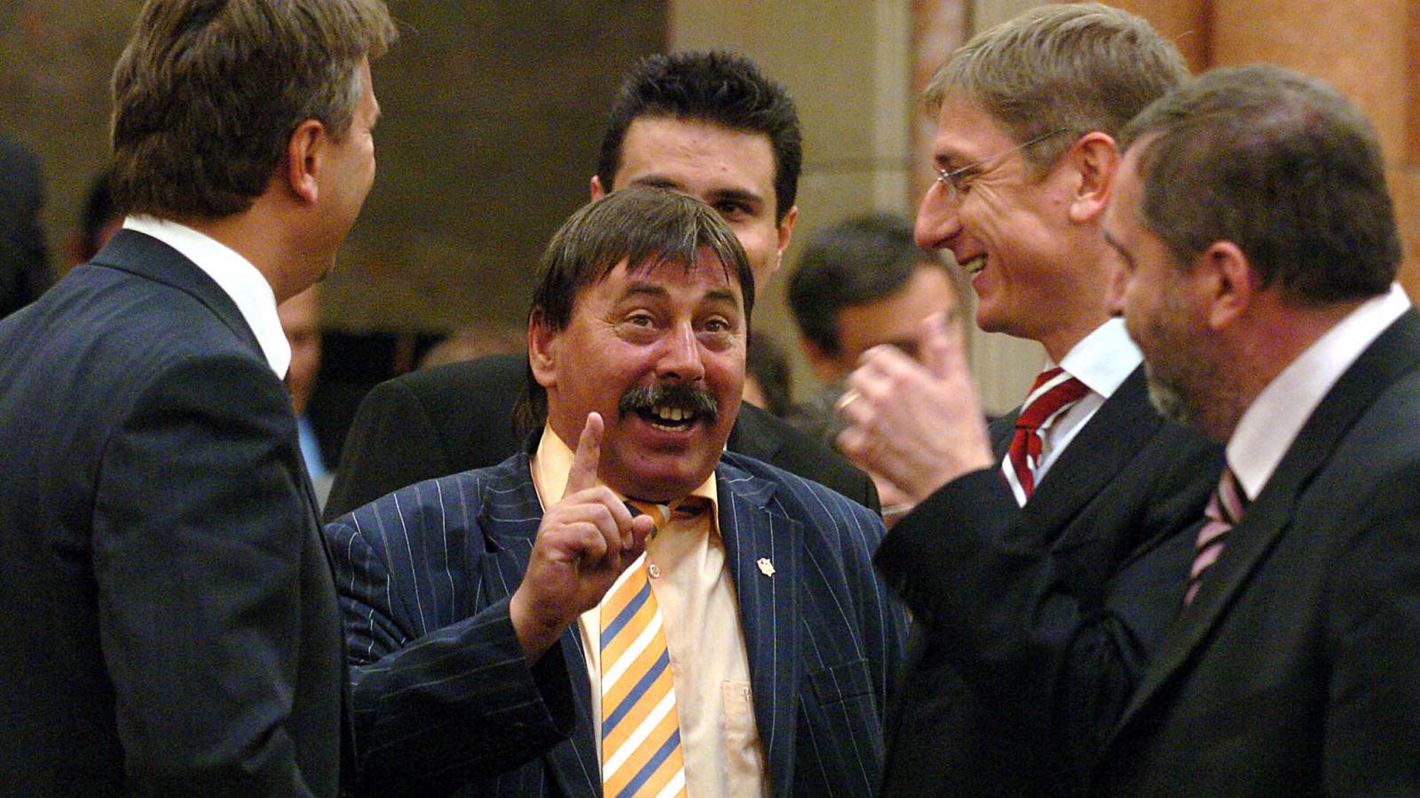 Toller László (középen). Nyilatkozatai vitát kavartak, de az idő gyakran őt igazolta