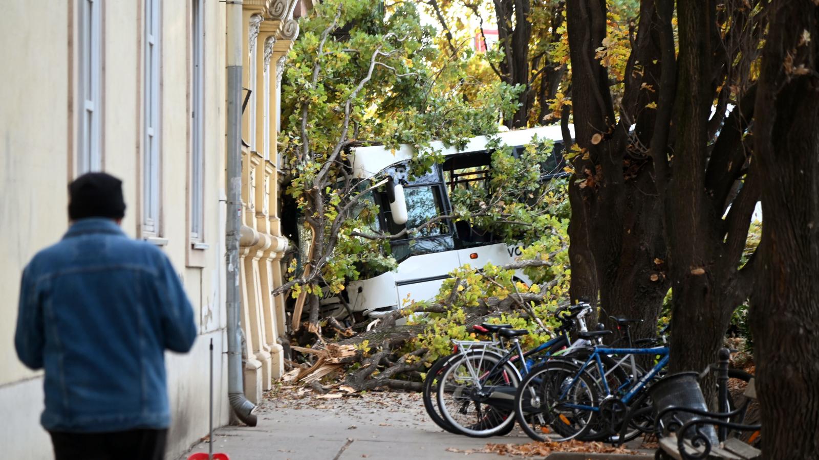 Összeroncsolódott busz a Kossuth Lajos és a Damjanich utca kereszteződésénél Szolnokon 2025. október 22-én