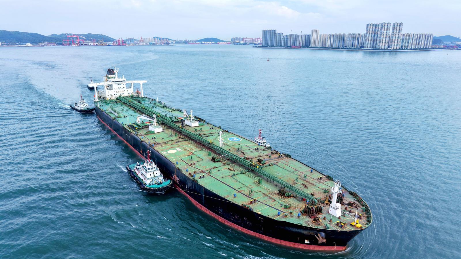 Import olajat a kínai partok felé szállító tartályhajó