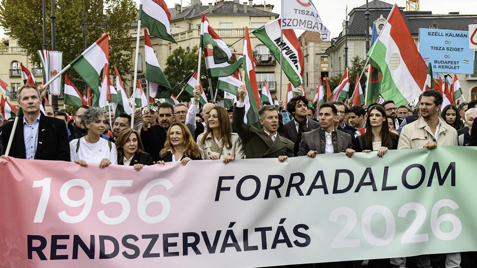 Az ellenzéki menet a Deák térről vonult a Hősök terére