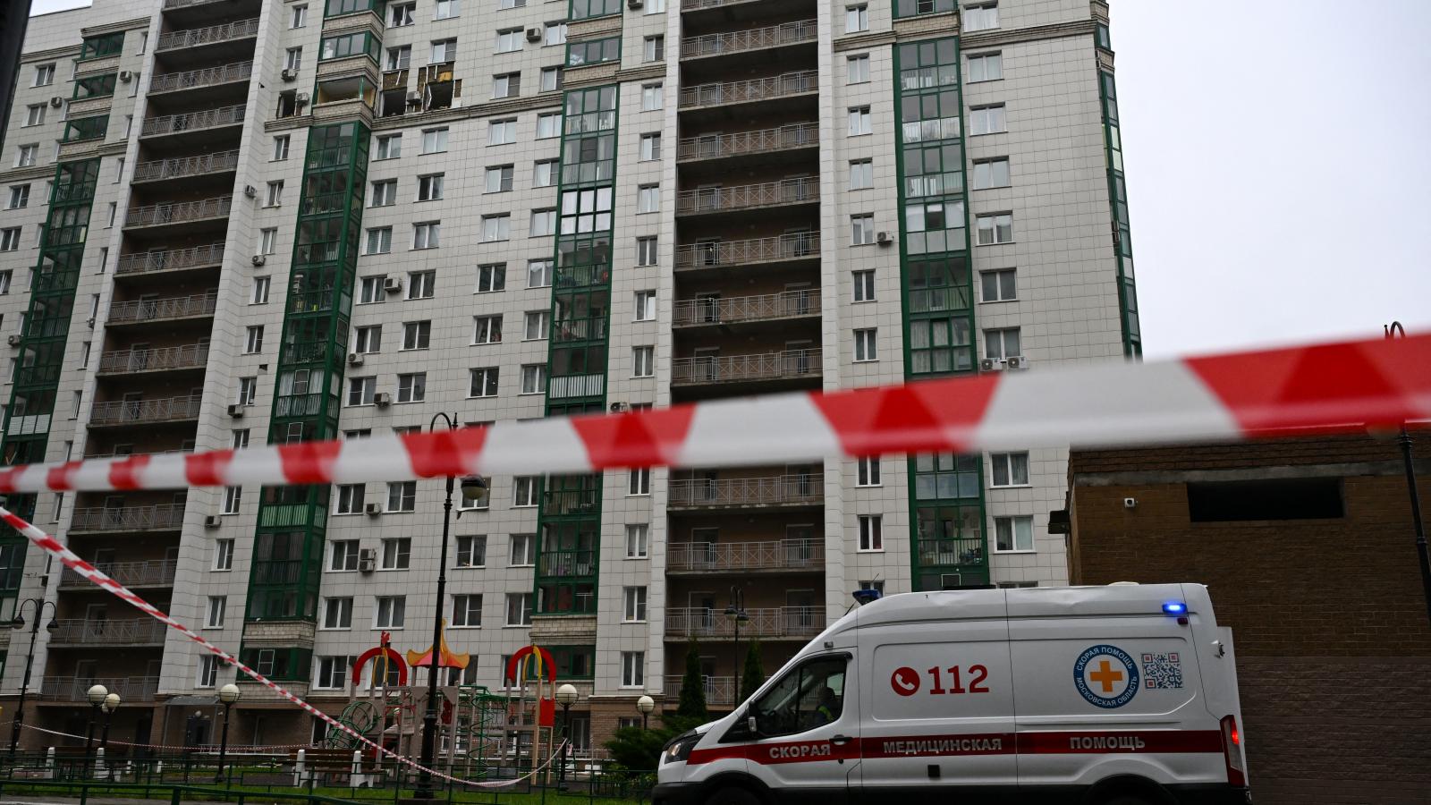 Dróntámadás következtében megrongálódott lakóház az orosz fővároshoz közeli Krasznogorszkban, 2025. október 24-én. 