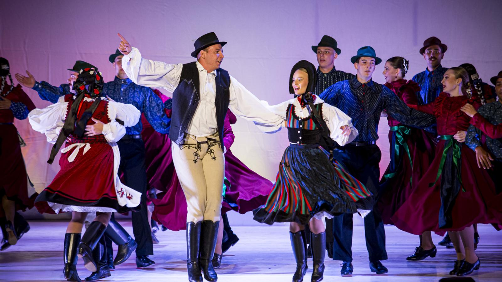 A Kárpát-medence számos magyarlakta tájegységének néptáncait és -zenéit magában foglaló produkció igazi kulturális csemege