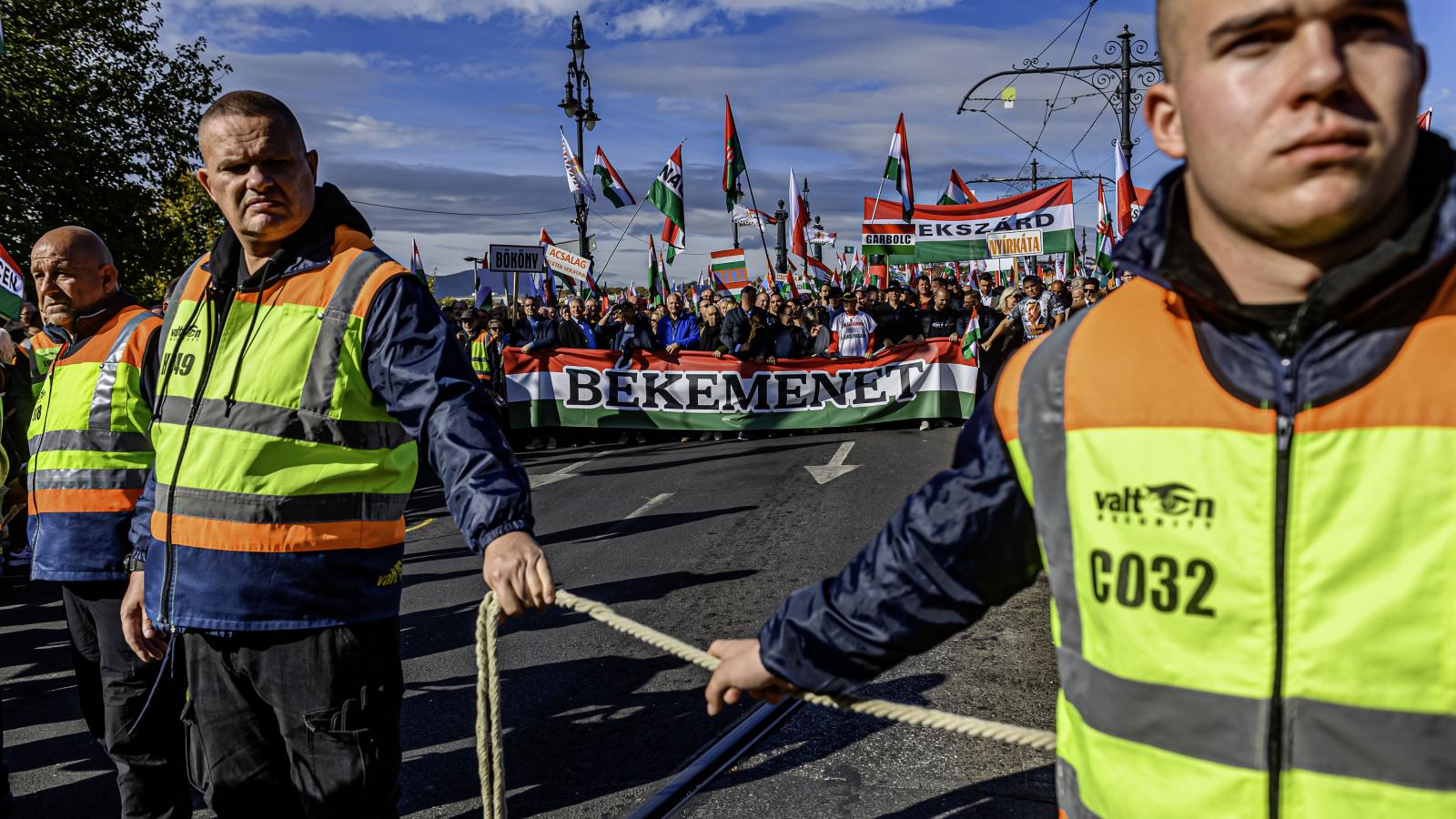 Elöl a valtonosok, hátul a békemenet. A KTK szerint utóbbiak több mint 80 ezren