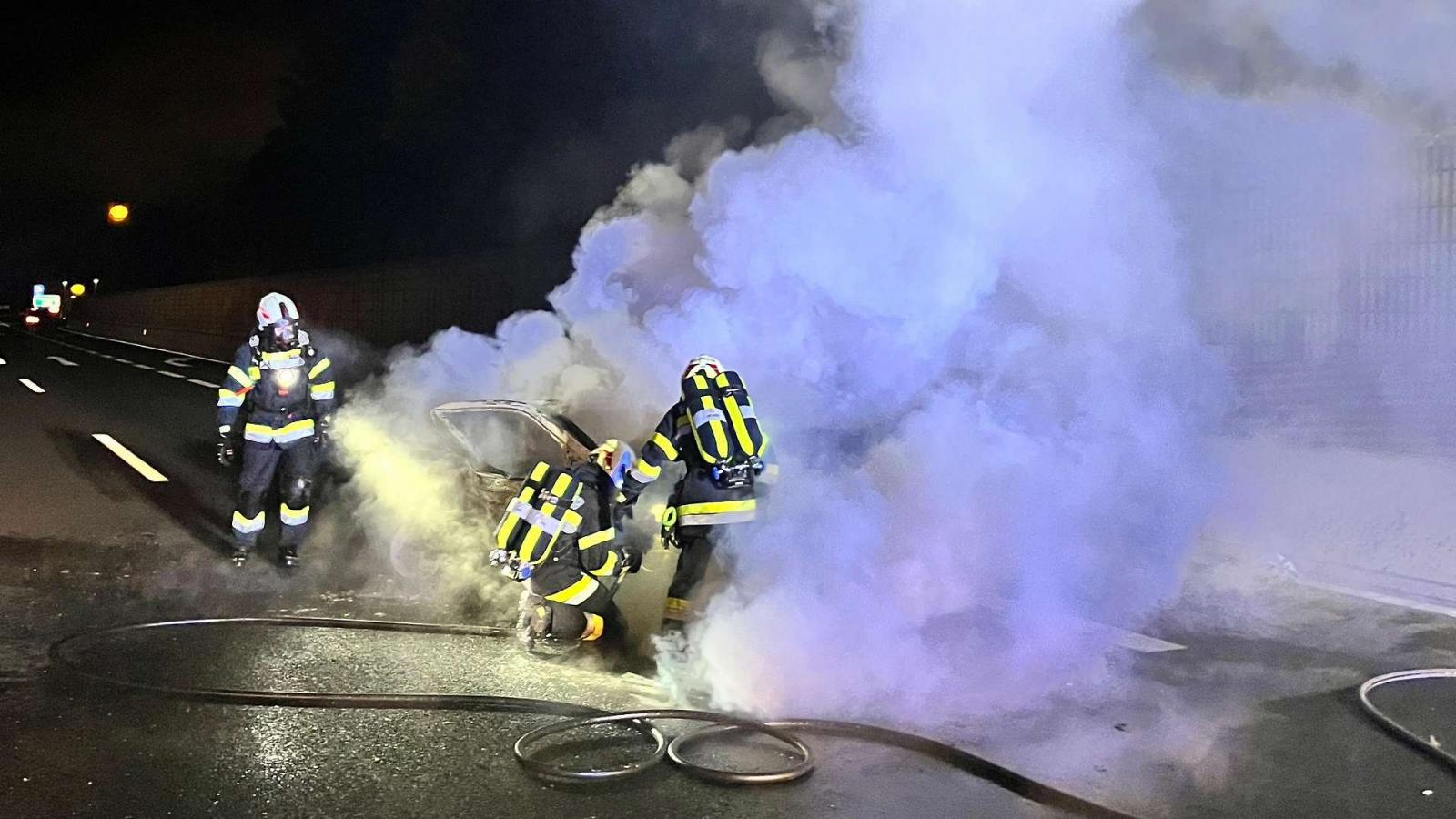 Részeg sofőr hajtott az autójukba hátulról, két magyar halálra égett Ausztriában az A9-es autópályán