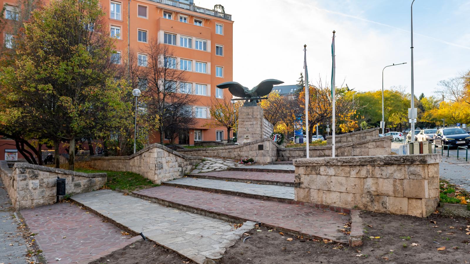 A hegyvidéki Turul-szobor